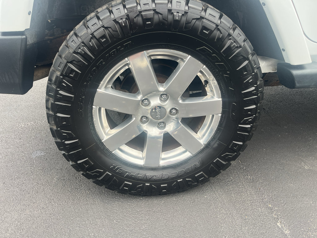 Used 2012 Jeep Wrangler Unlimited Sahara w/ Connectivity Group AWD/4WD image 16