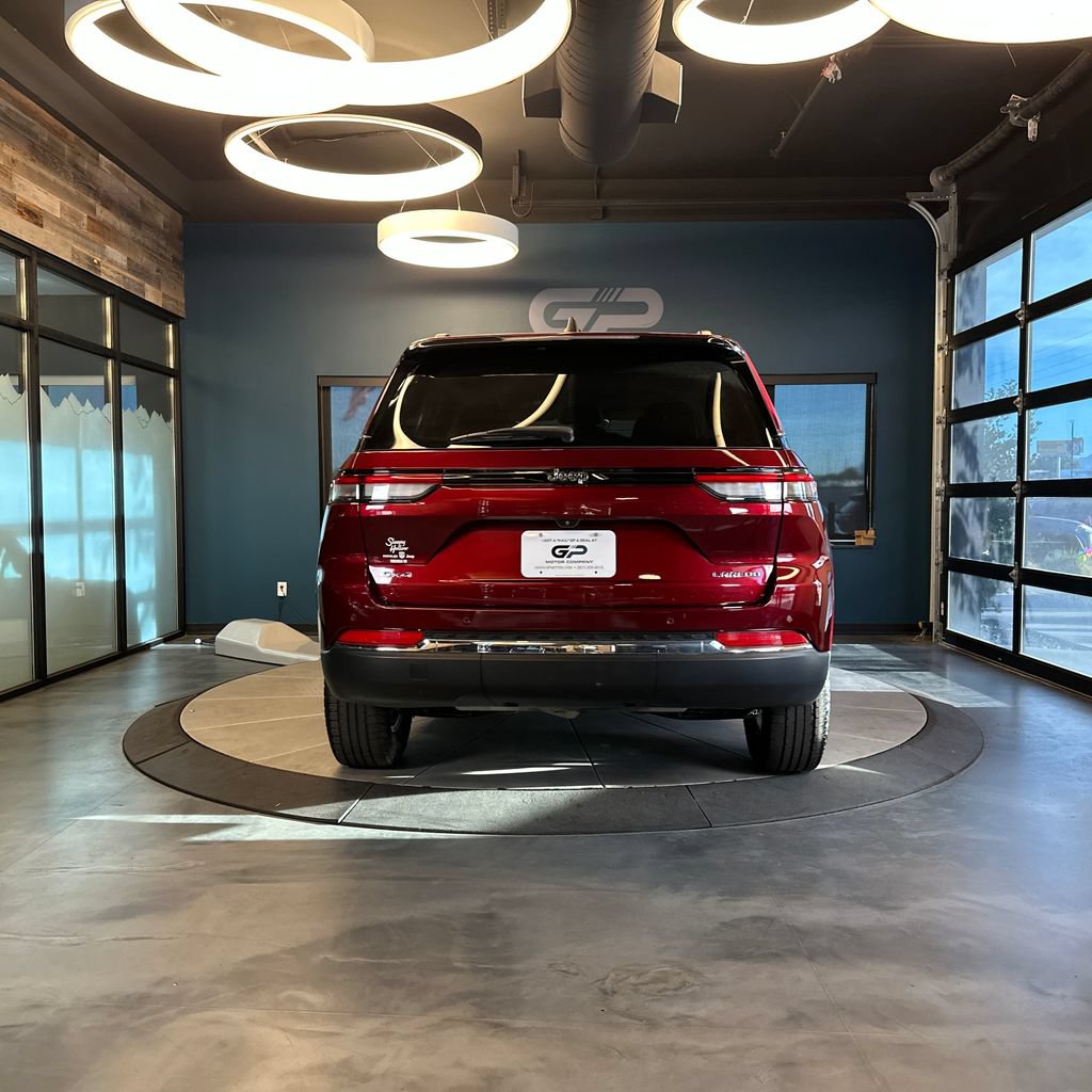 Used 2023 Jeep Grand Cherokee Laredo w/ Luxury Tech Group I AWD/4WD image 4
