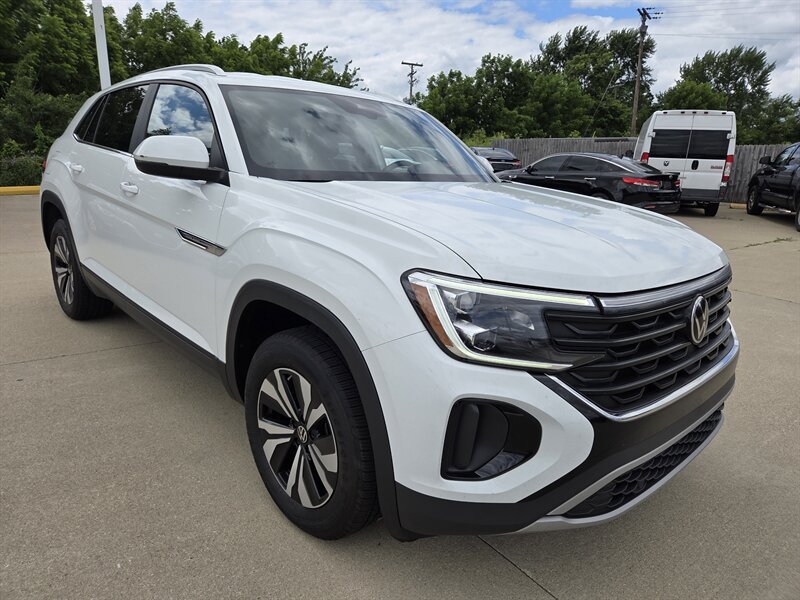 Used 2024 Volkswagen Atlas Cross Sport SE AWD/4WD image 1