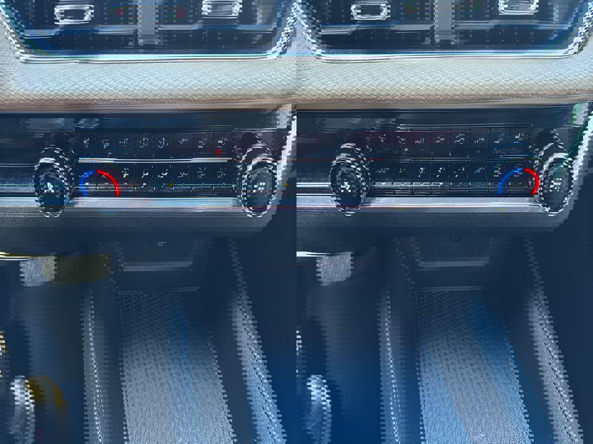 Used 2025 Chevrolet Equinox ACTIV w/ Safety and Technology Package image 19