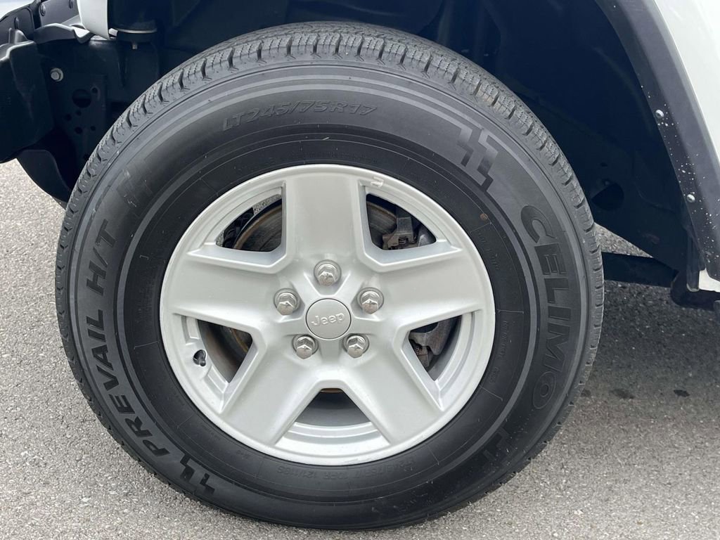 Used 2023 Jeep Gladiator Sport image 15