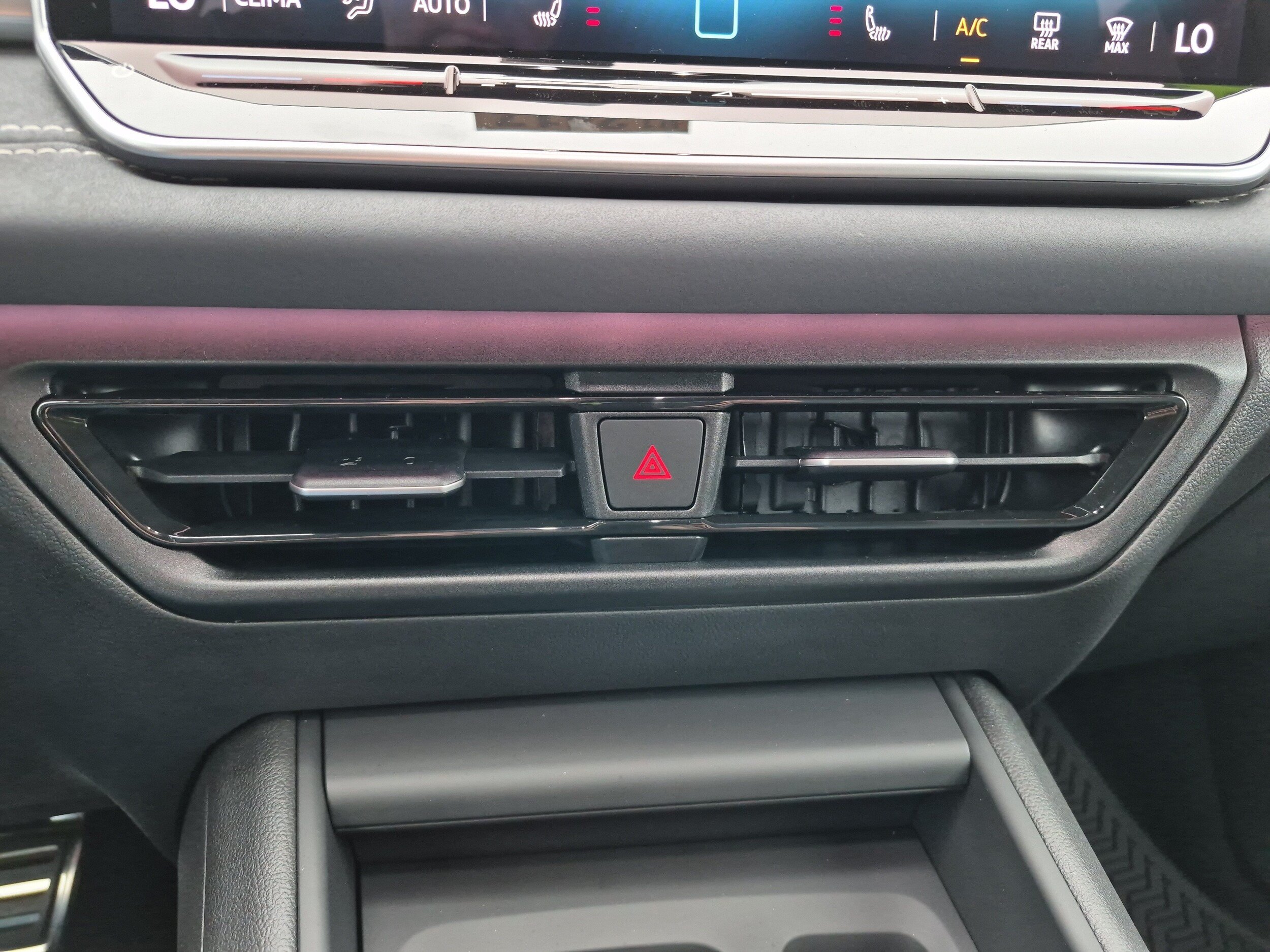 New 2026 Volkswagen Tiguan SE R-Line AWD/4WD image 19