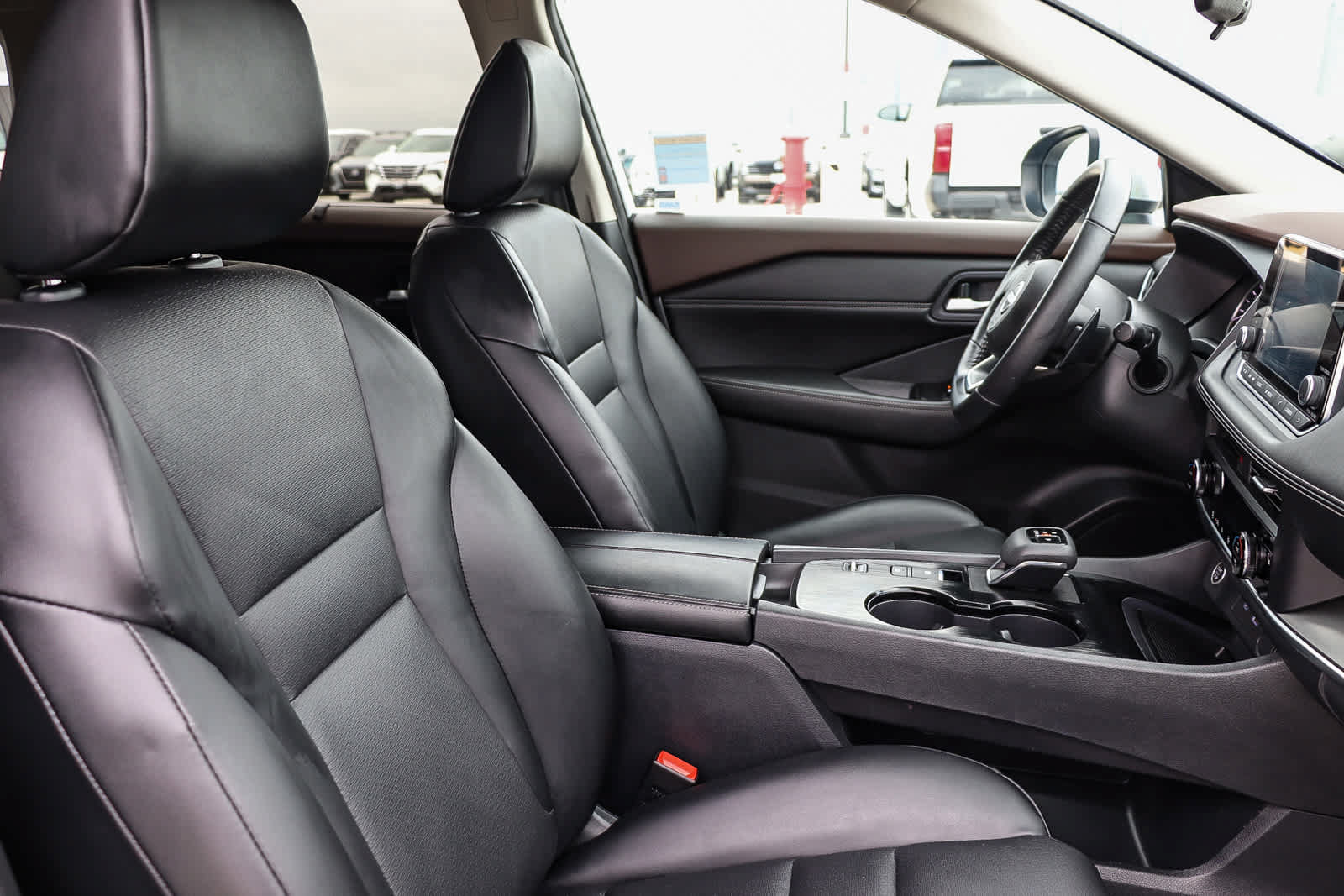 Used 2023 Nissan Rogue SV w/ SV Premium B Package FWD image 16