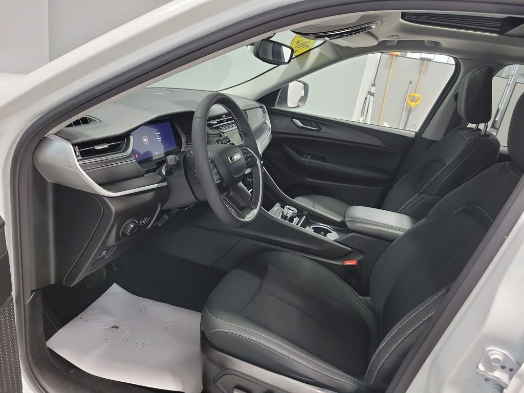 Used 2024 Jeep Grand Cherokee Laredo X image 36