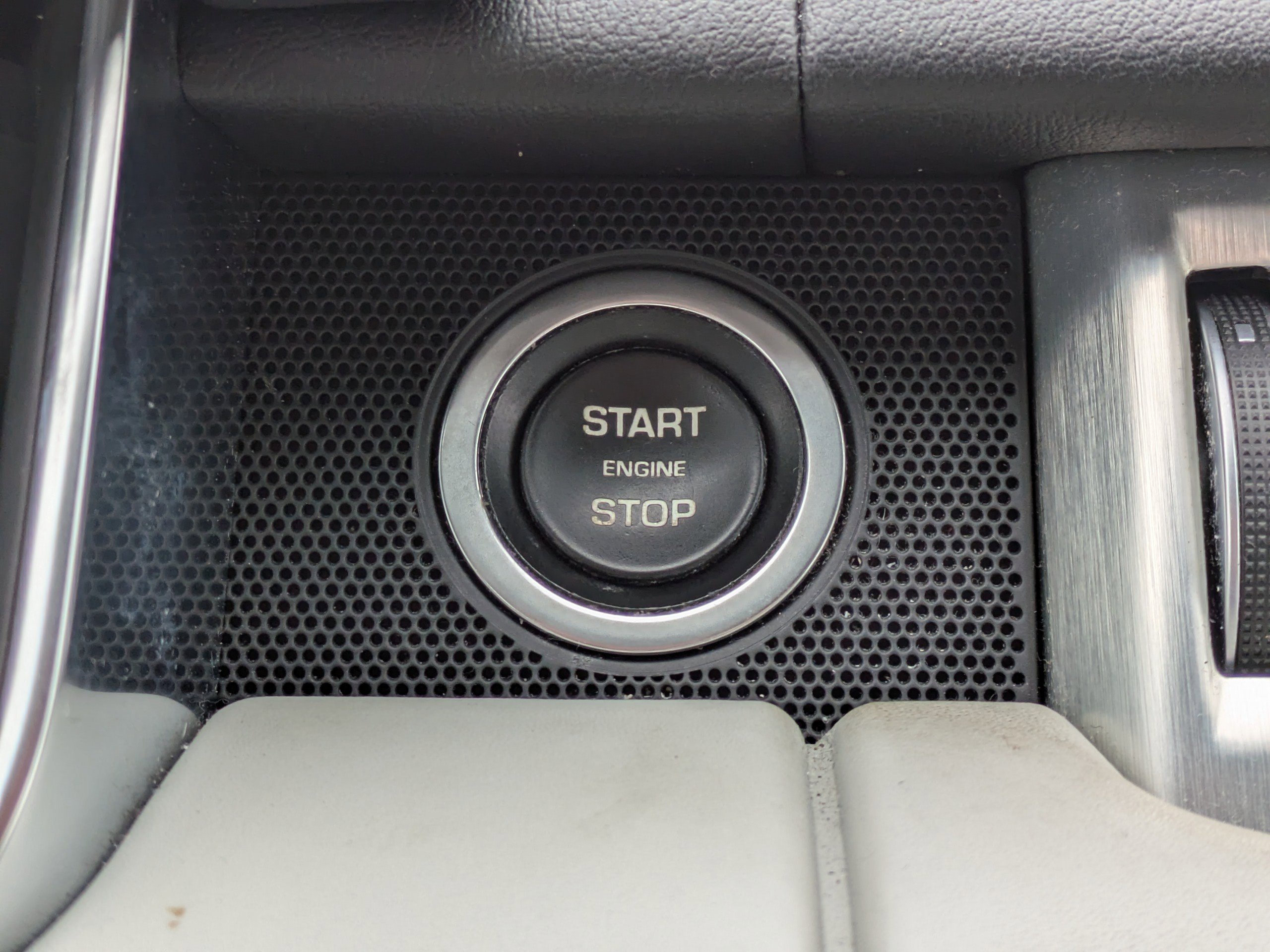 Used 2015 Land Rover Range Rover HSE image 32