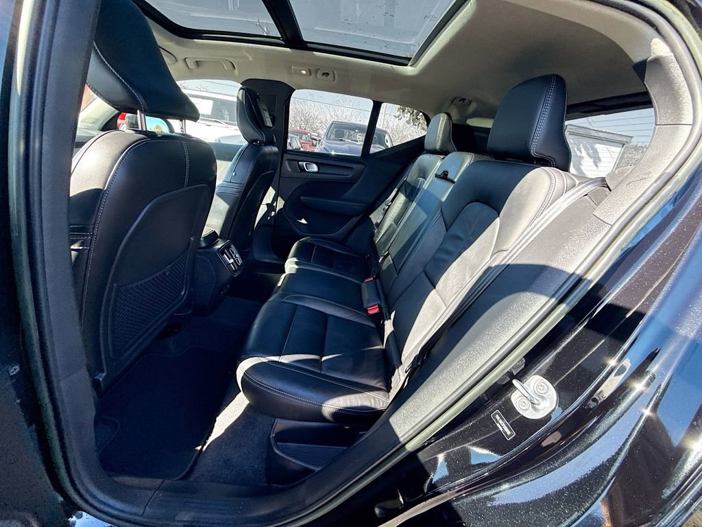 Used 2023 Volvo XC40 B5 Plus image 27