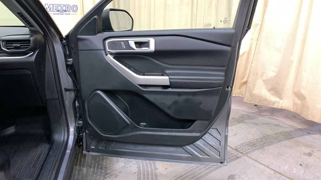 Certified 2022 Ford Explorer XLT w/ Equipment Group 202A image 11