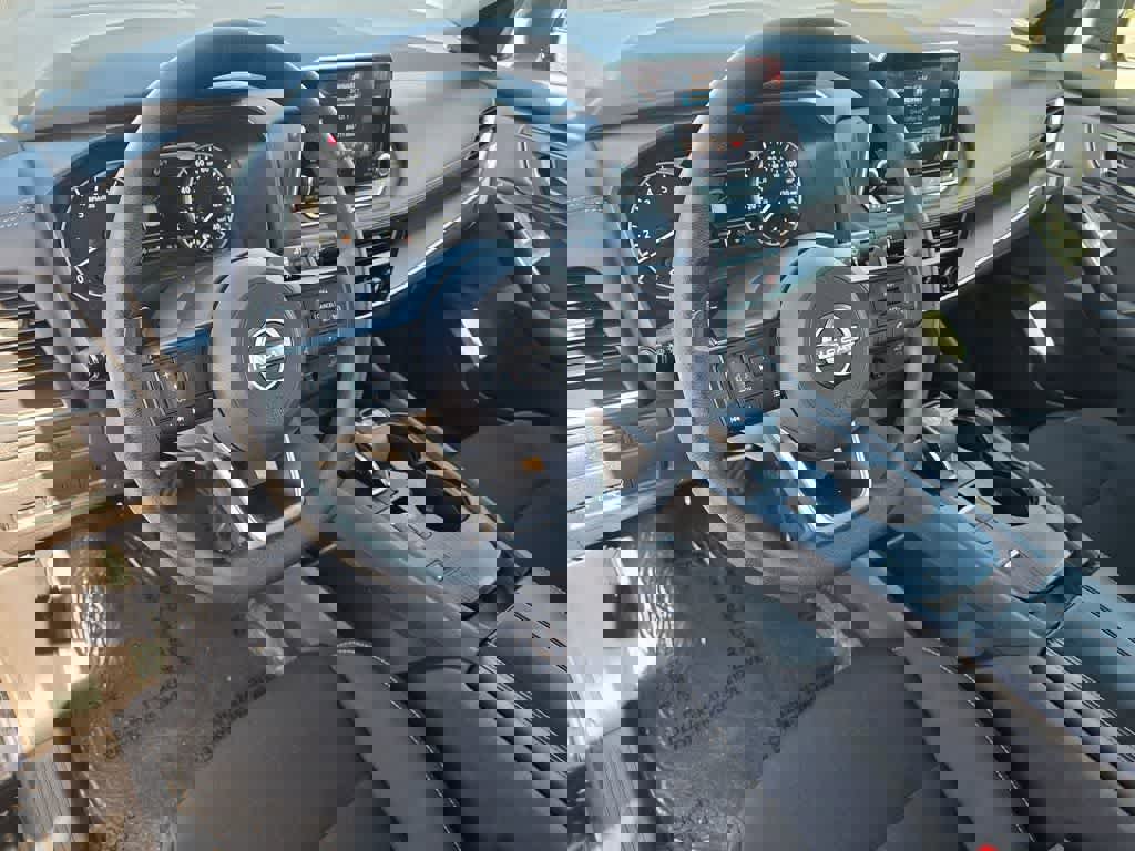 Used 2024 Nissan Rogue S FWD image 10