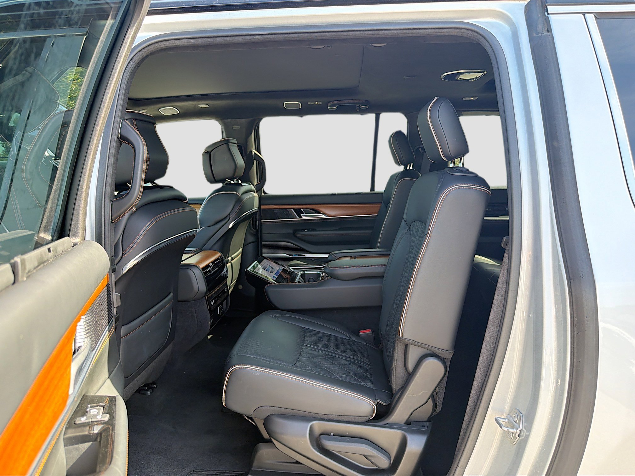 Used 2024 Jeep Grand Wagoneer L Series III image 23