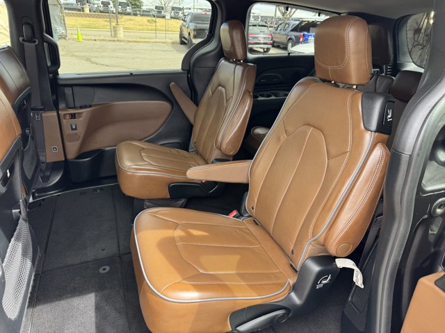 Used 2018 Chrysler Pacifica Limited w/ Advanced Safetytec Group FWD image 19