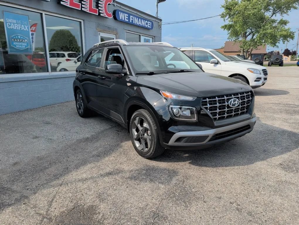 Used 2022 Hyundai Venue SEL FWD image 3