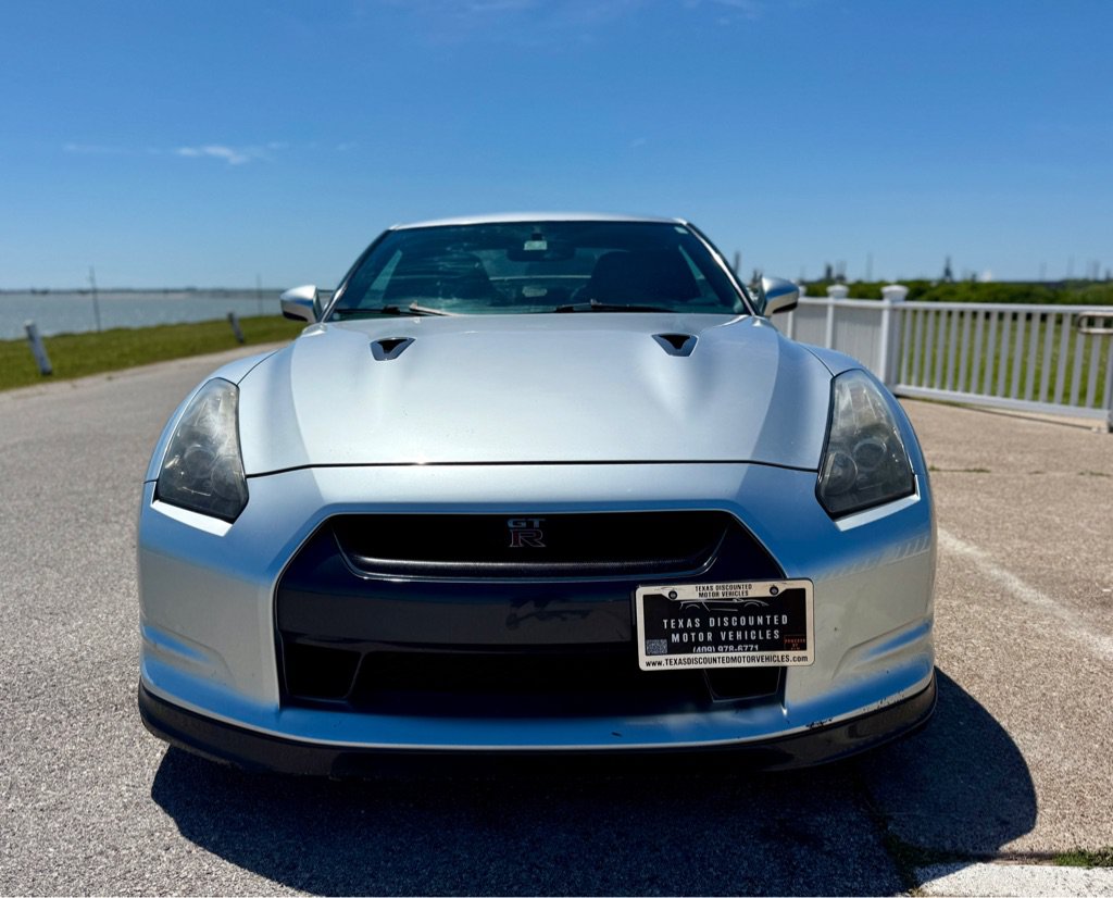 Used 2011 Nissan GT-R Premium AWD/4WD image 2