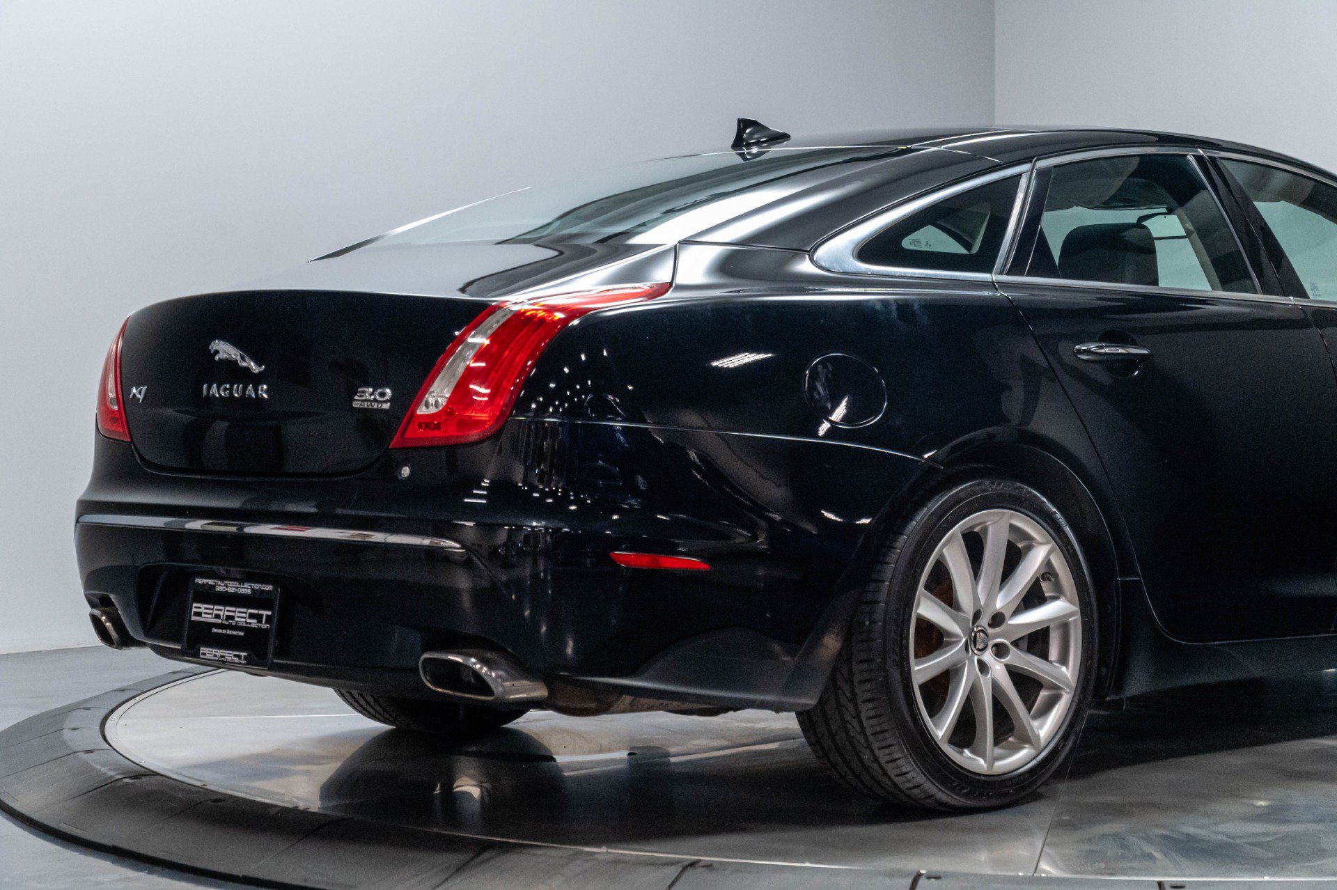 Used 2013 Jaguar XJ AWD image 28
