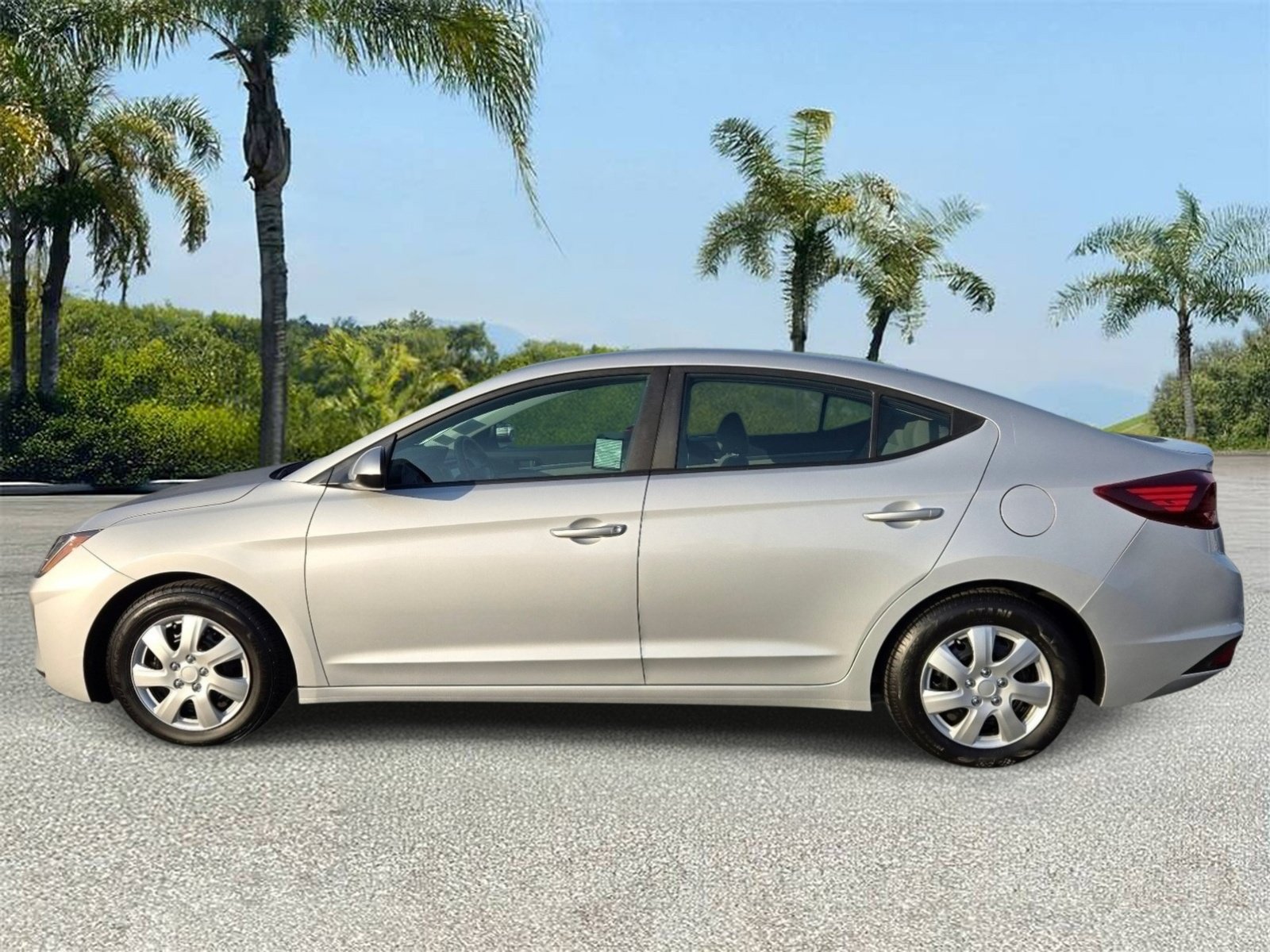 Used 2019 Hyundai Elantra SE FWD image 2