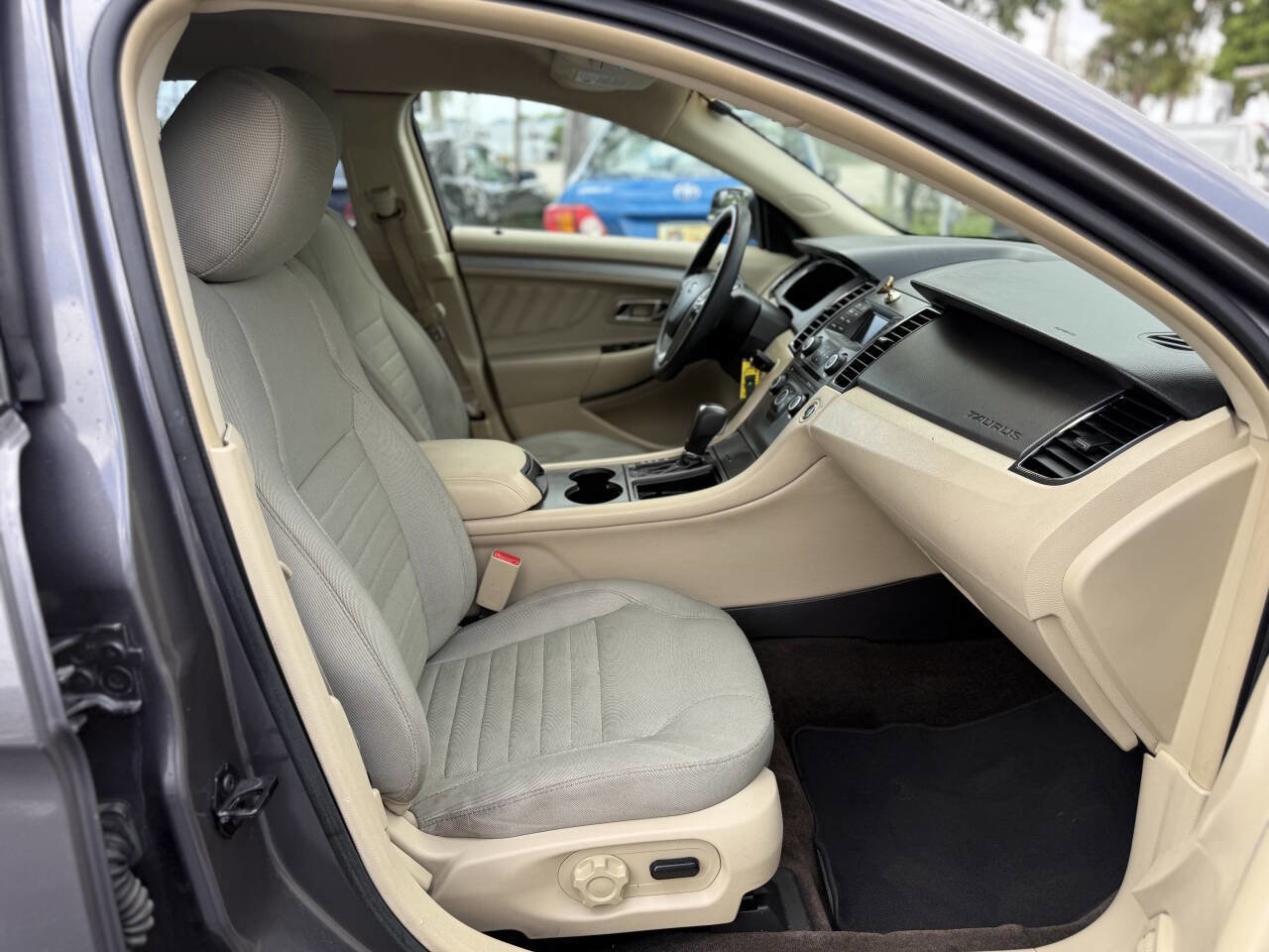 Used 2013 Ford Taurus SE image 27