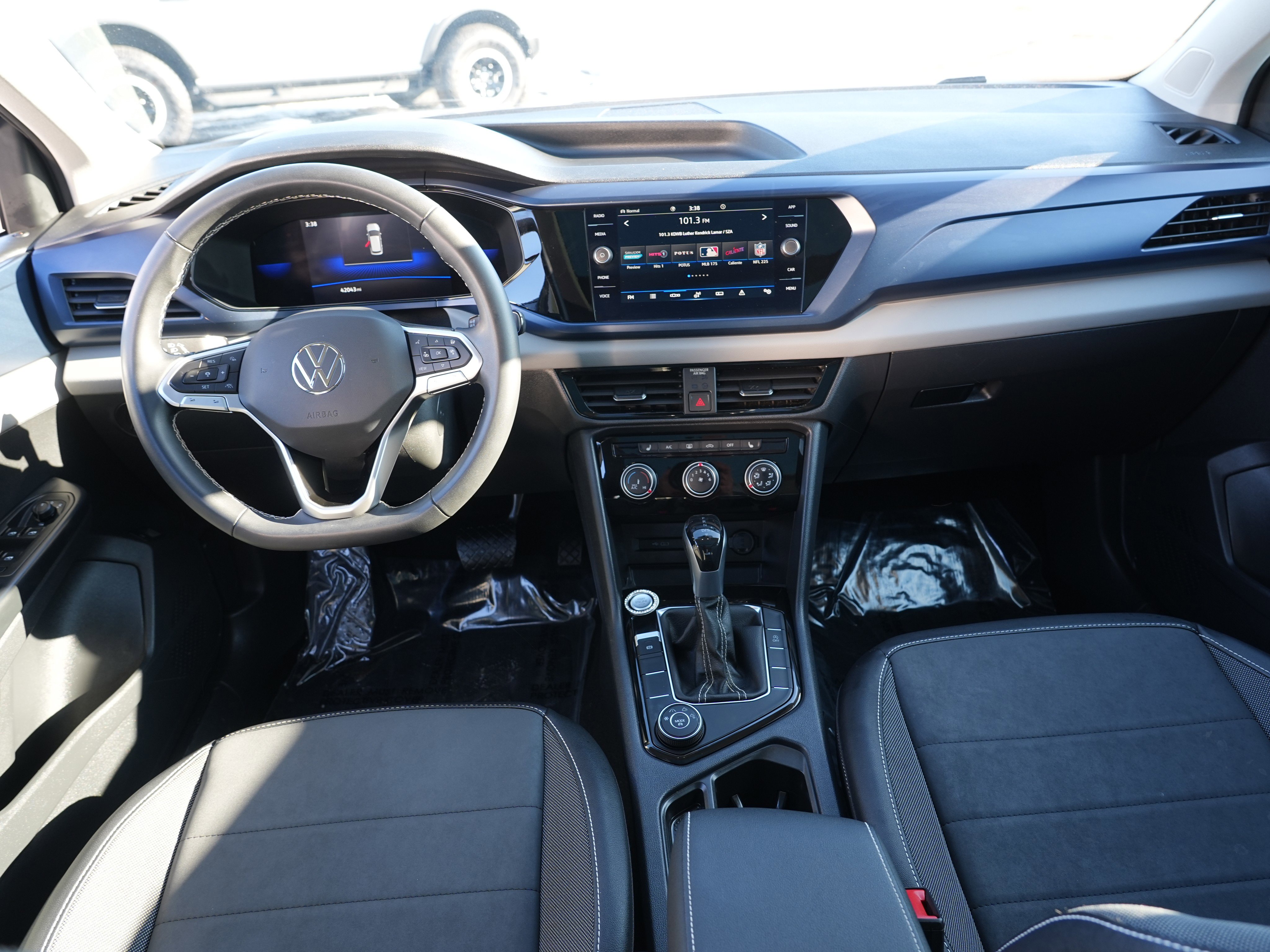 Used 2023 Volkswagen Taos SE image 28