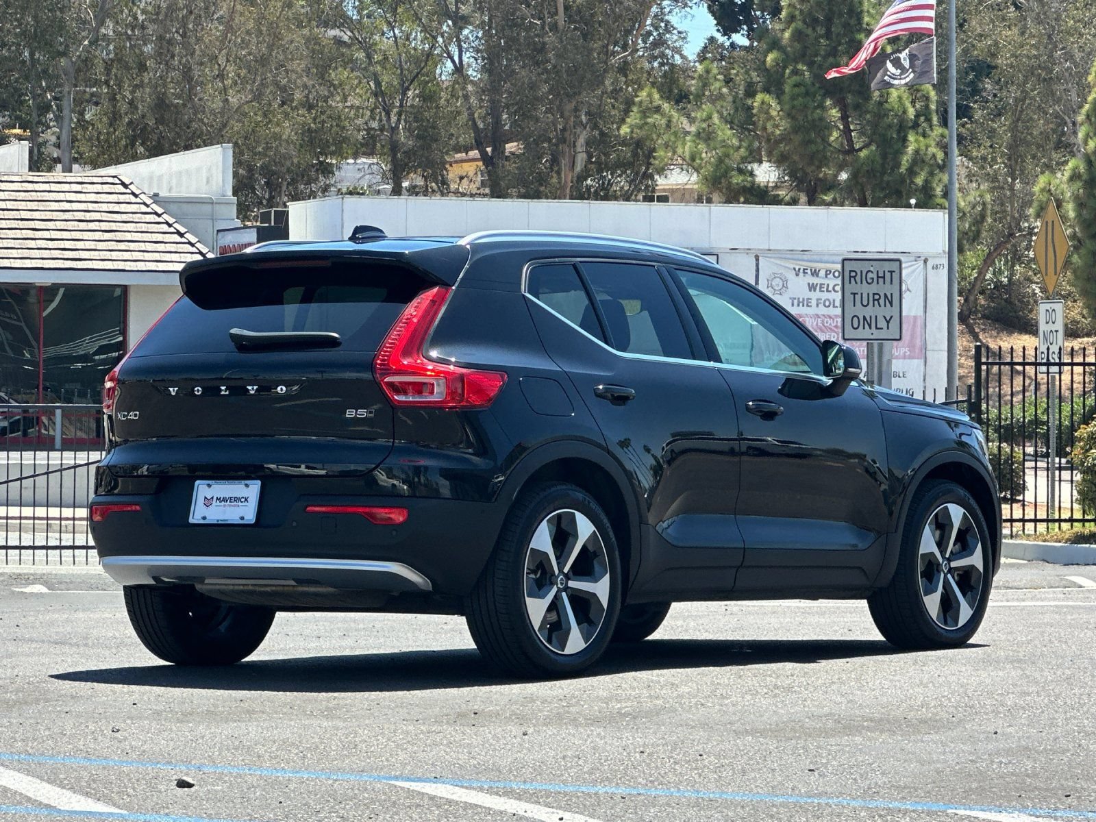 Used 2025 Volvo XC40 B5 Plus AWD/4WD image 5