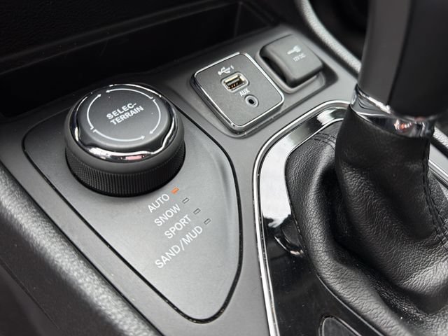 Used 2020 Jeep Cherokee Limited AWD/4WD image 31