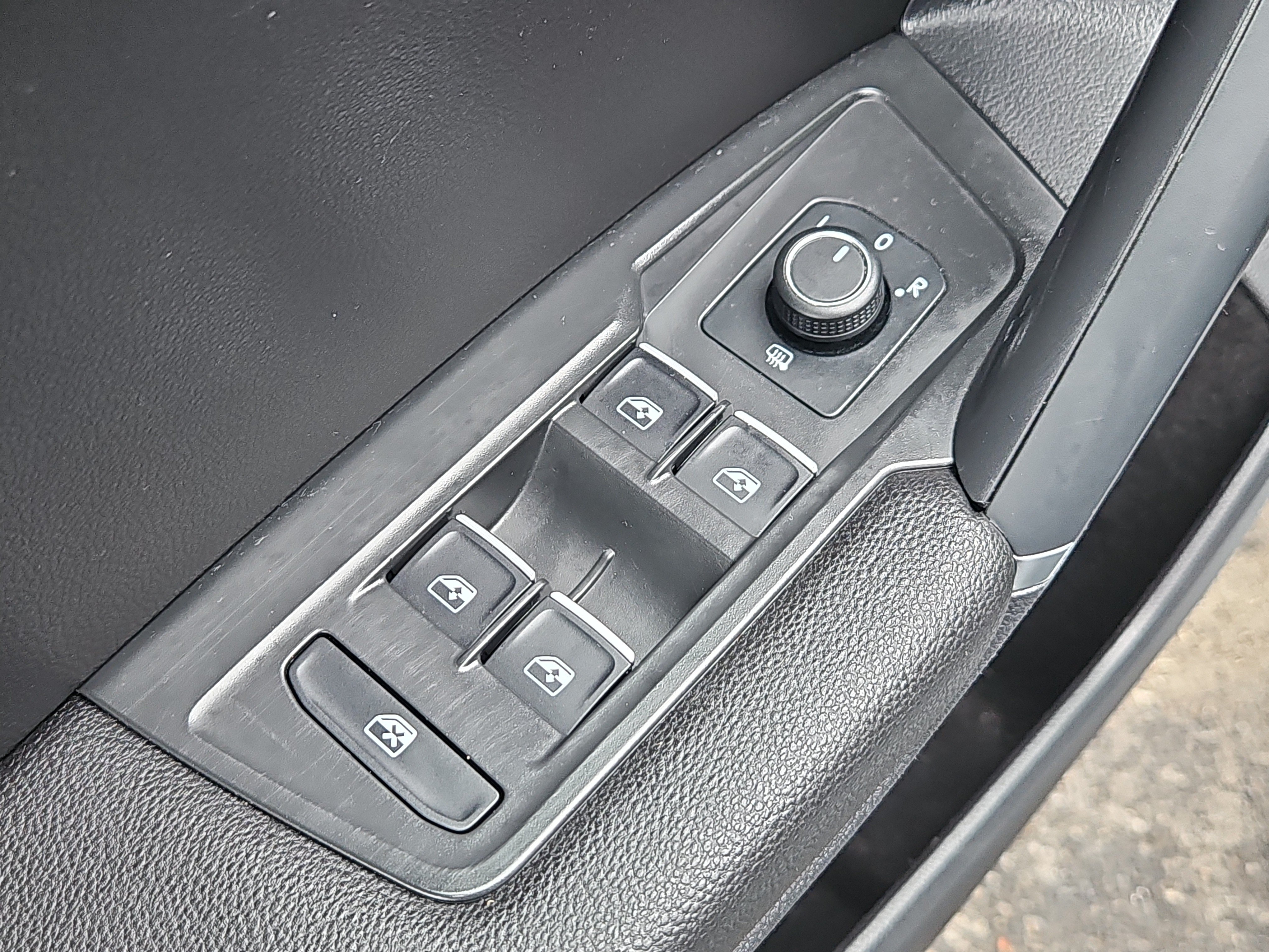 Used 2020 Volkswagen Tiguan SE AWD/4WD image 17