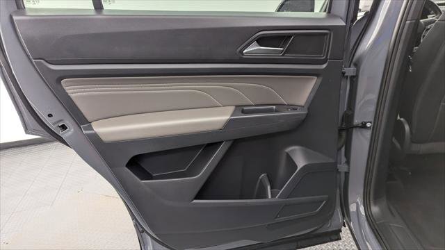 Used 2021 Volkswagen Atlas Cross Sport SE w/ Panoramic Sunroof Package image 14