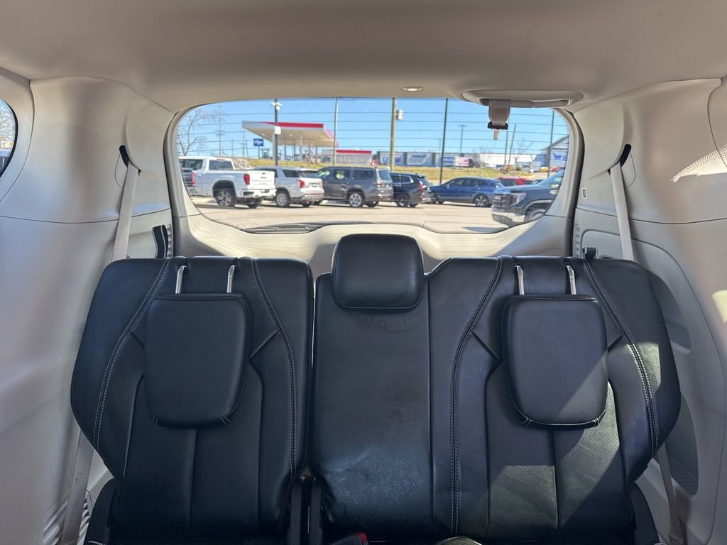 Used 2024 Chrysler Pacifica Touring-L image 27