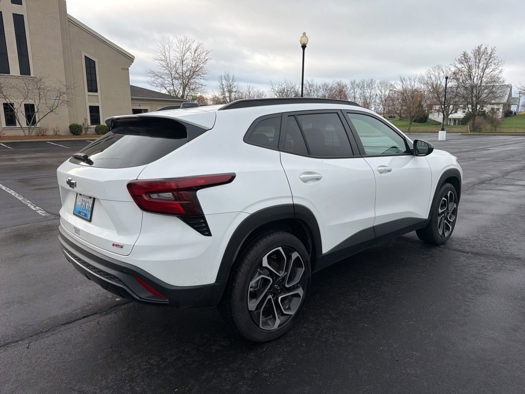 Used 2025 Chevrolet Trax RS w/ Sunroof Package image 3