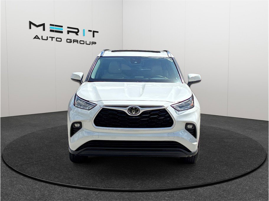 Used 2020 Toyota Highlander XLE FWD image 3