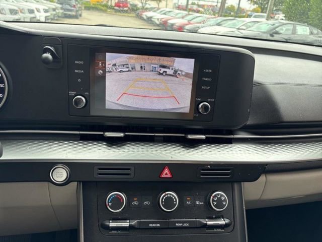 Used 2023 Kia Carnival LX image 16