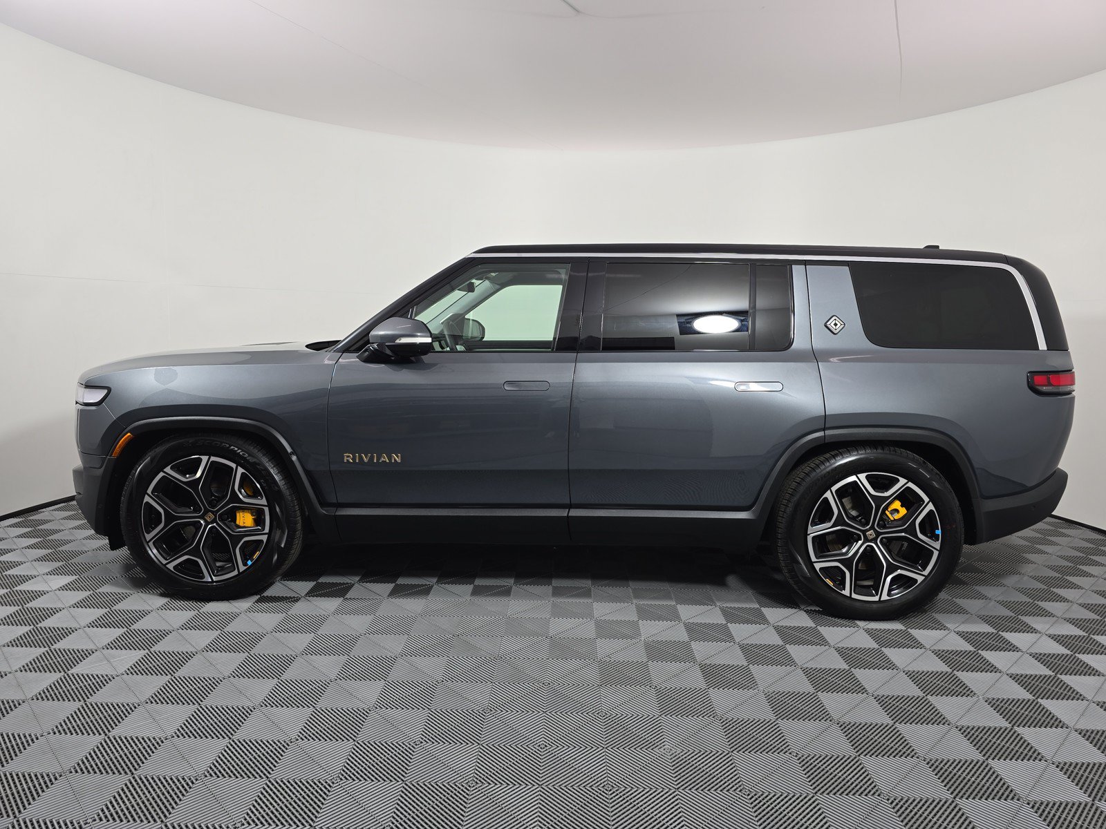 Used 2024 Rivian R1S Adventure AWD/4WD image 2