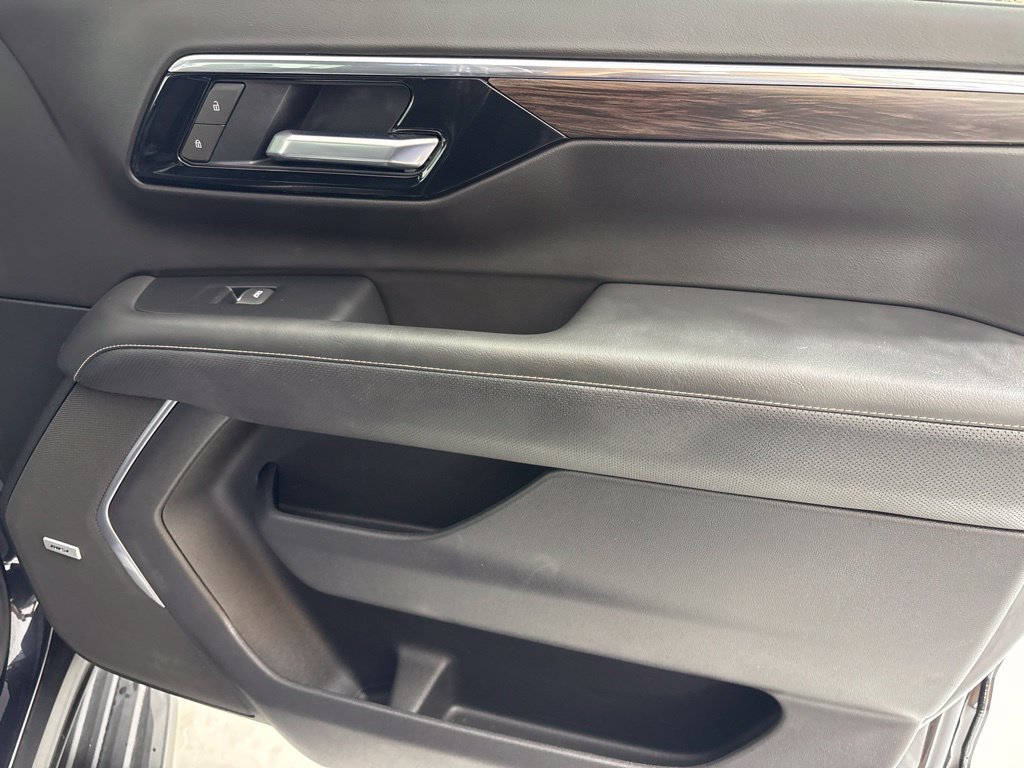 Used 2025 Chevrolet Suburban Premier AWD/4WD image 14