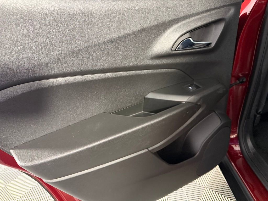 Used 2025 Chevrolet Trax LT image 24