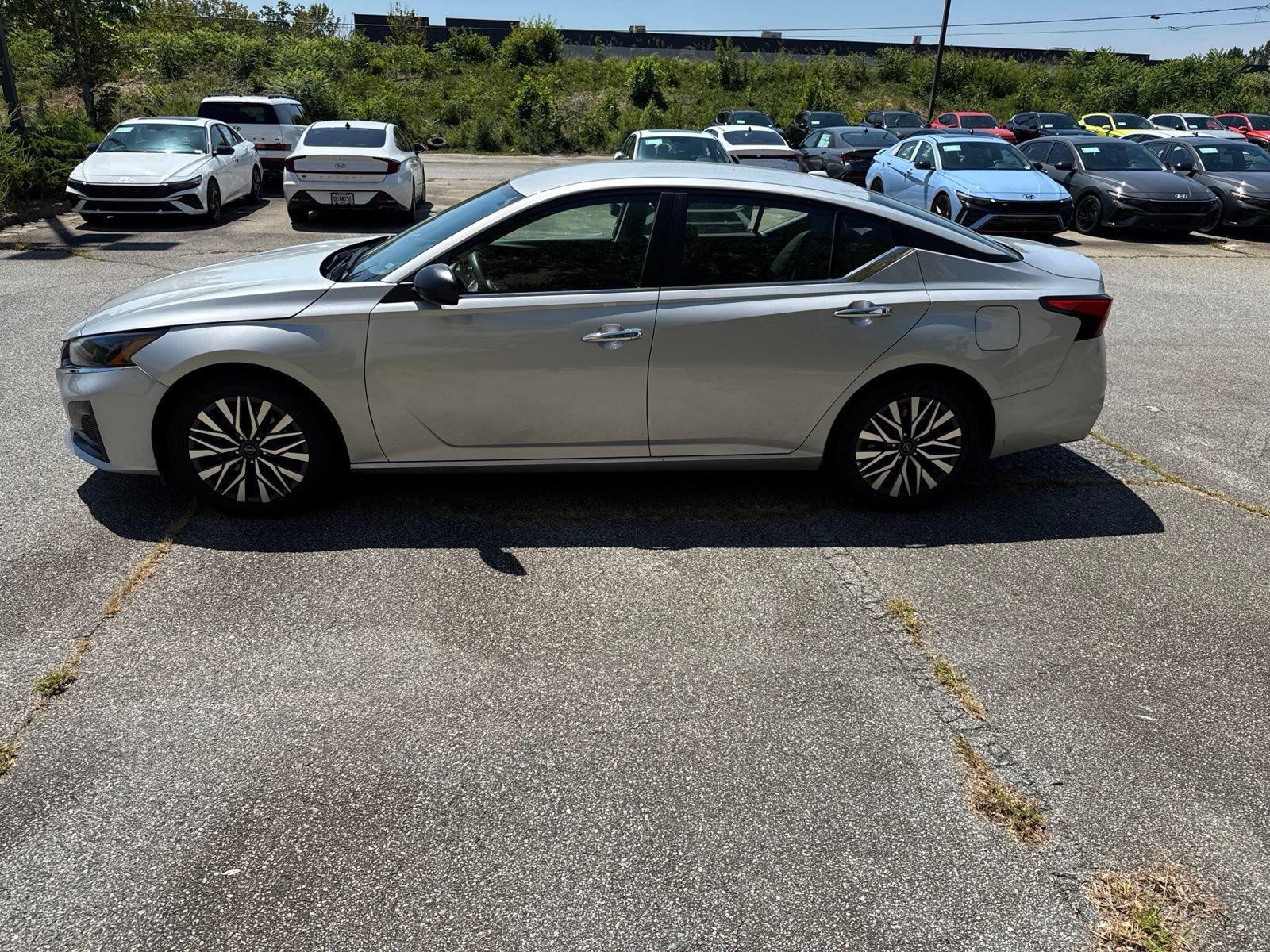Used 2025 Nissan Altima 2.5 SV FWD image 2