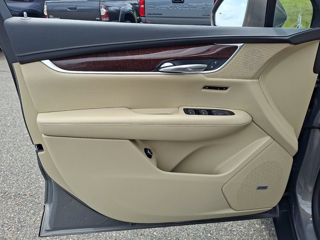 Used 2017 Cadillac XT5 Luxury w/ Driver Awareness Package AWD/4WD image 12