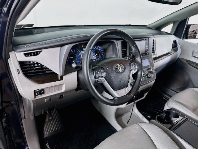Used 2020 Toyota Sienna XLE AWD/4WD image 25