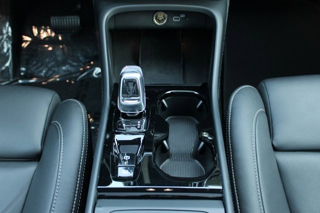 Used 2025 Volvo XC40 B5 Plus image 19