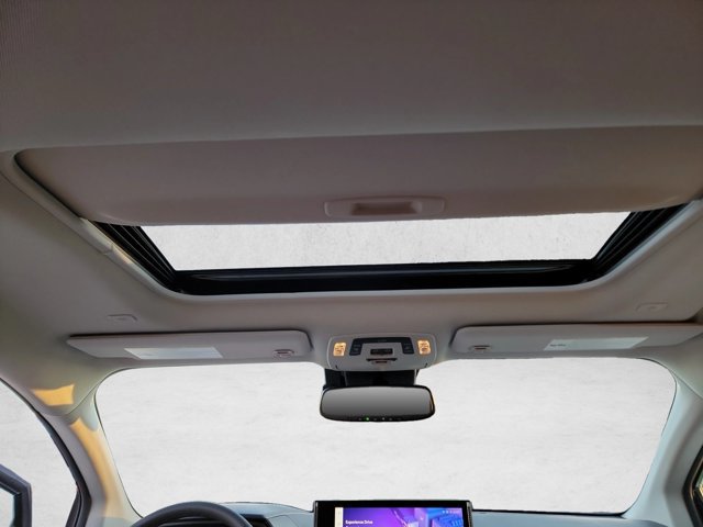 Used 2026 Toyota Sienna XLE FWD image 21