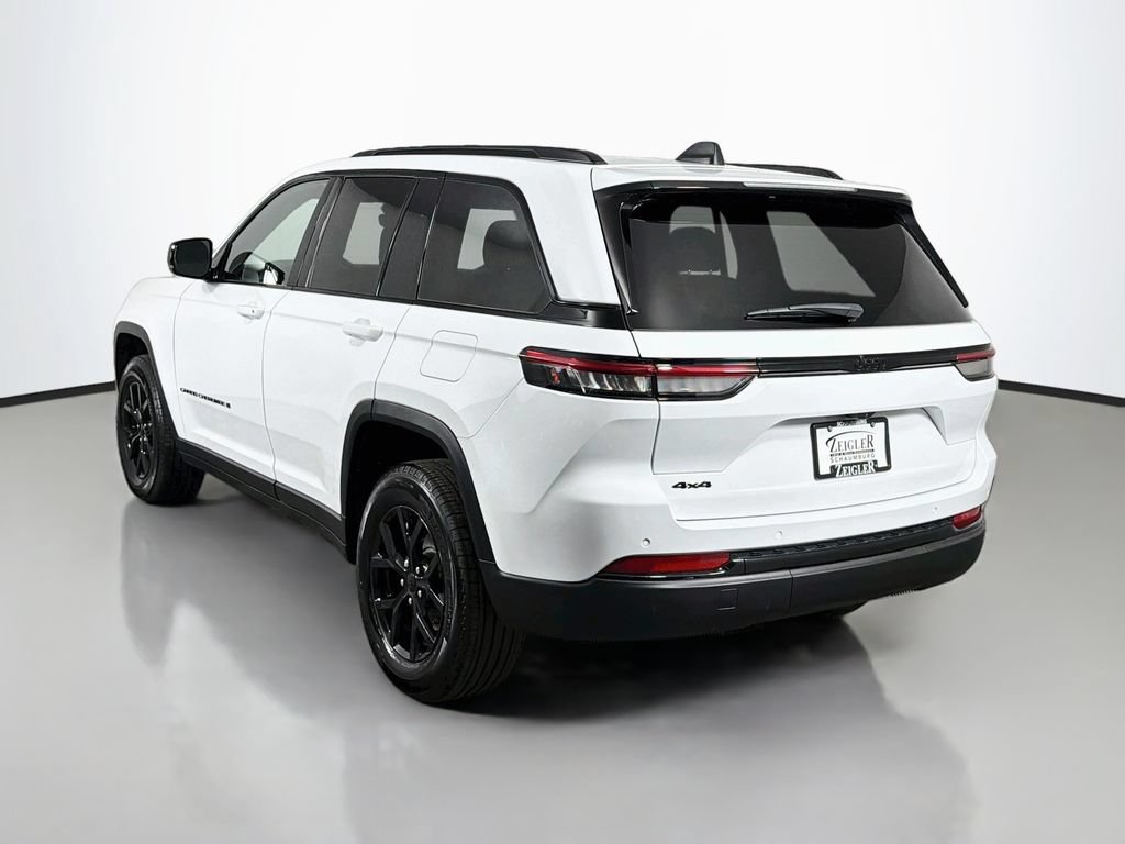 Used 2025 Jeep Grand Cherokee Altitude AWD/4WD image 5