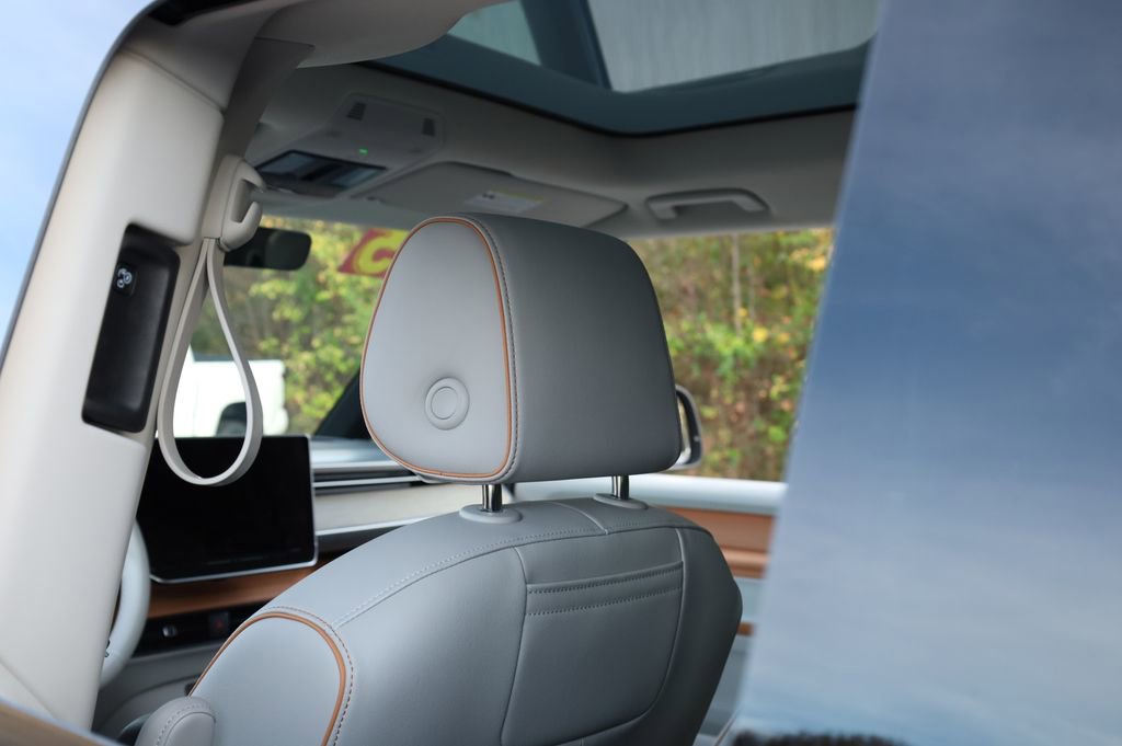 Used 2025 Volkswagen ID. Buzz 1st Edition image 22