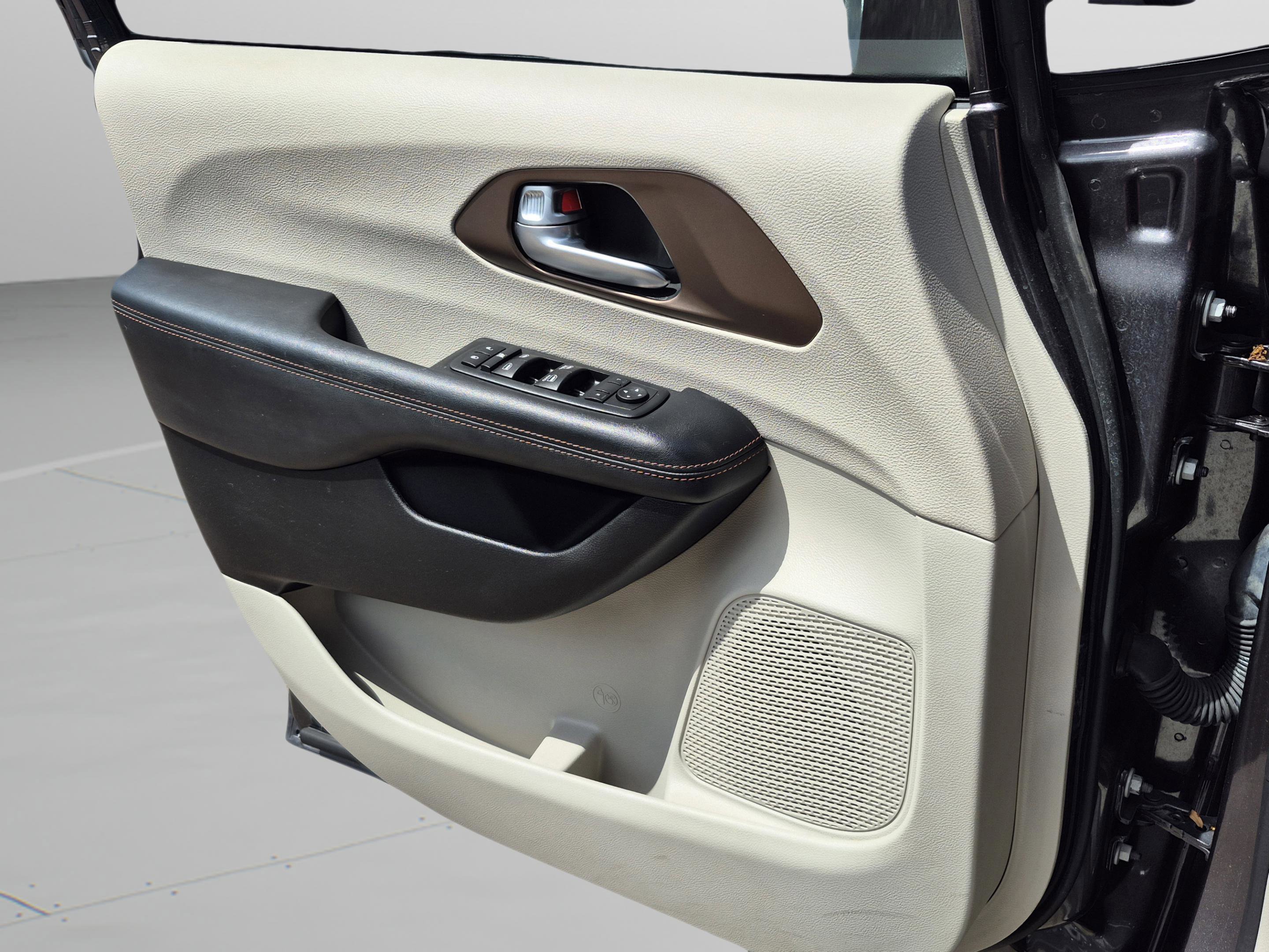 Used 2018 Chrysler Pacifica L image 30