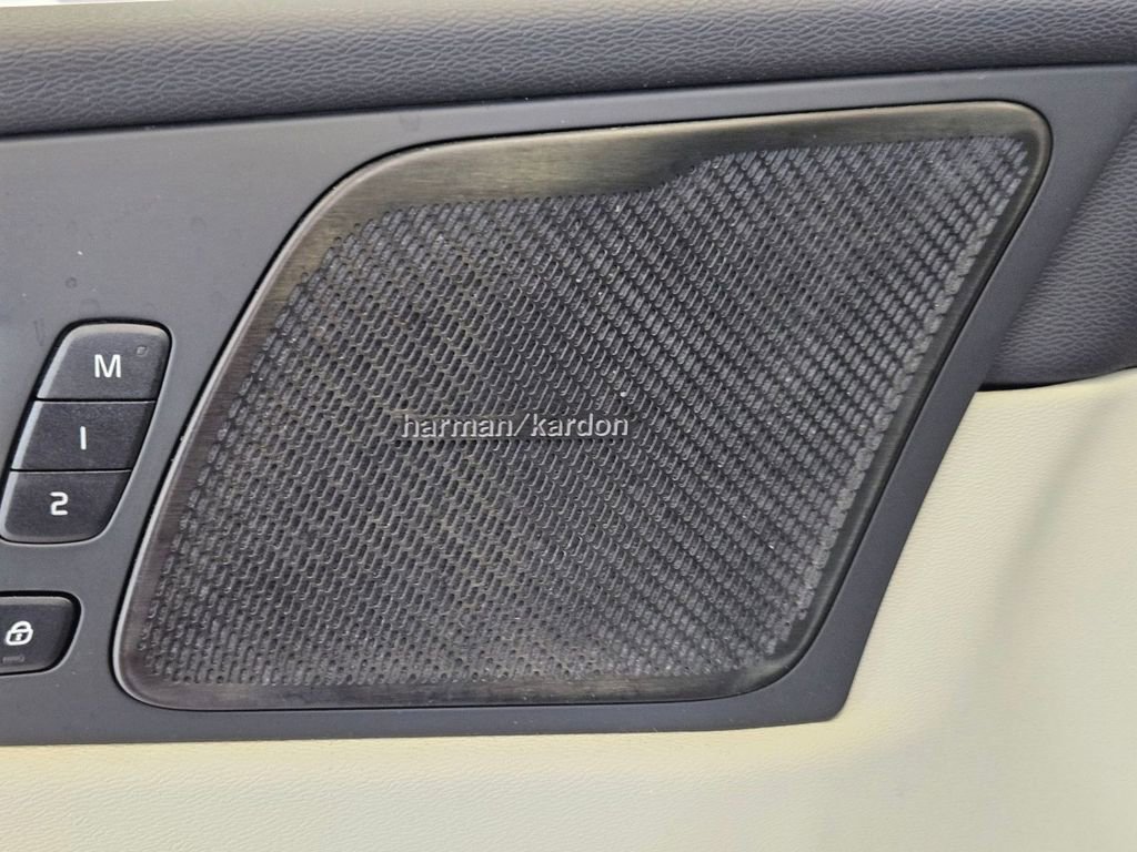 Used 2023 Volvo XC60 B5 Ultimate w/ Climate Package image 11