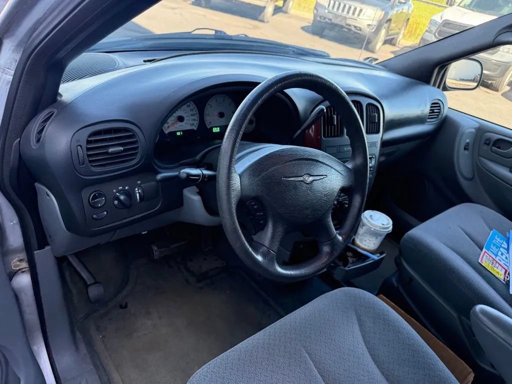 Used 2005 Chrysler Town & Country LX w/ Popular Equipment Group II FWD image 12