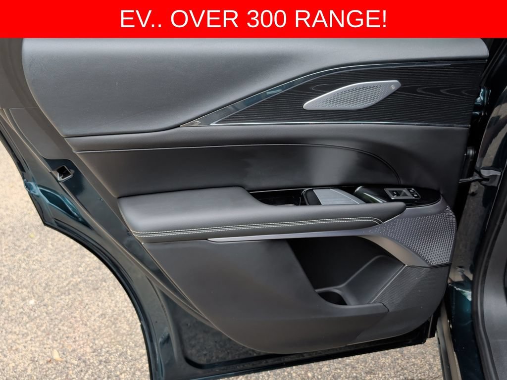 Used 2024 Cadillac Lyriq Luxury AWD/4WD image 30