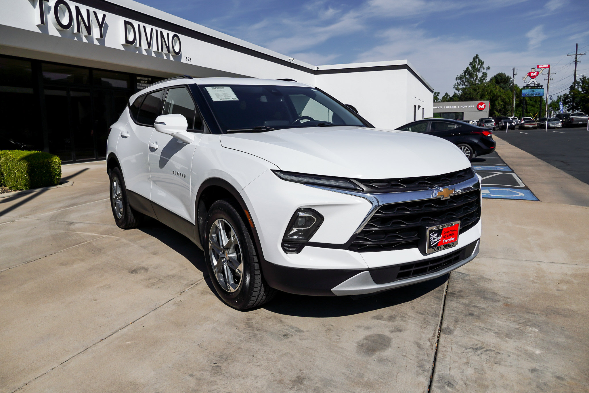 Used 2023 Chevrolet Blazer LT FWD image 2