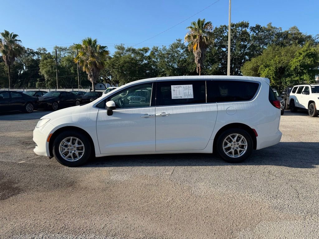 Certified 2023 Chrysler Voyager LX FWD image 3