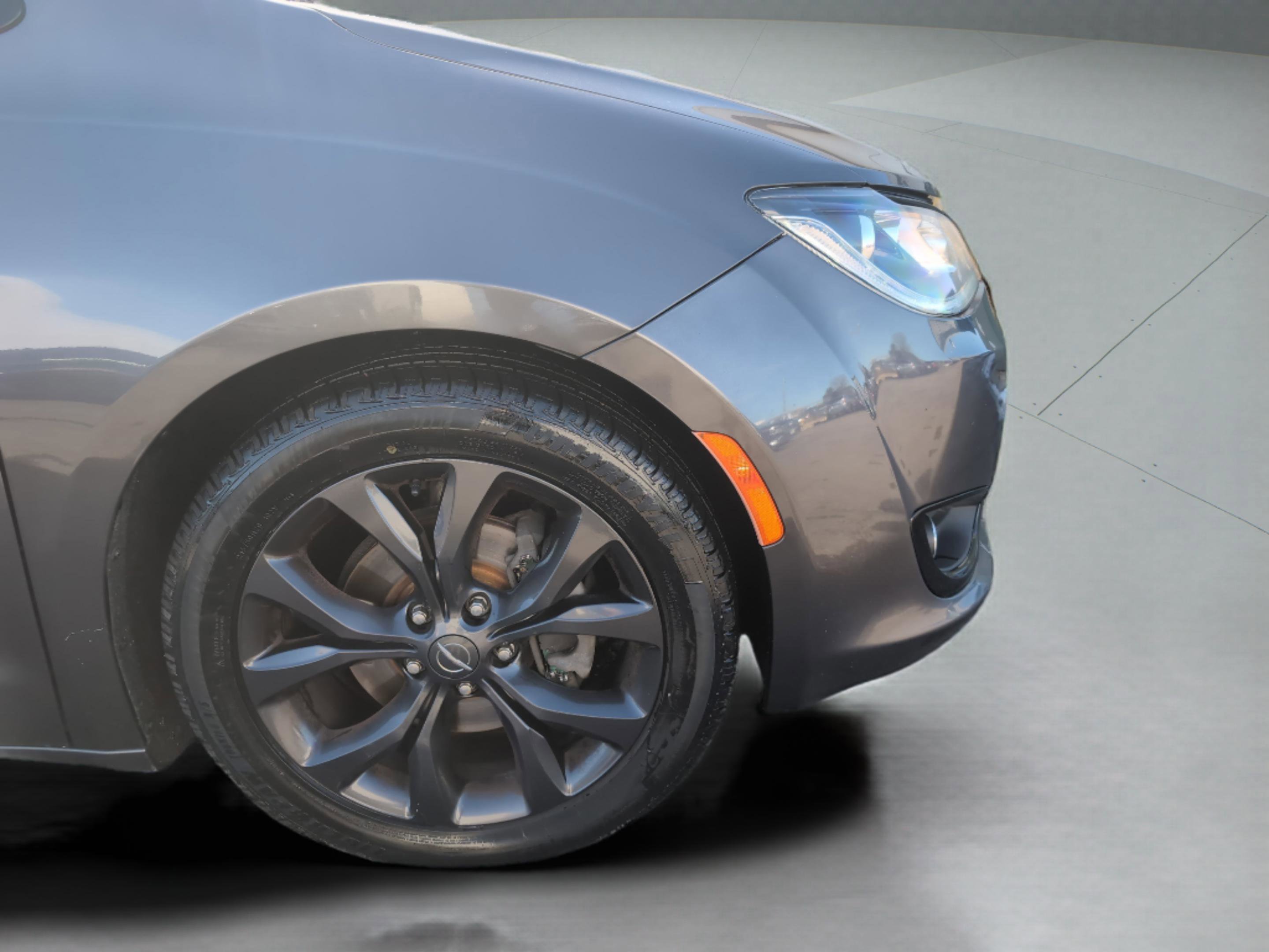 Used 2019 Chrysler Pacifica Limited w/ S Appearance Package image 10