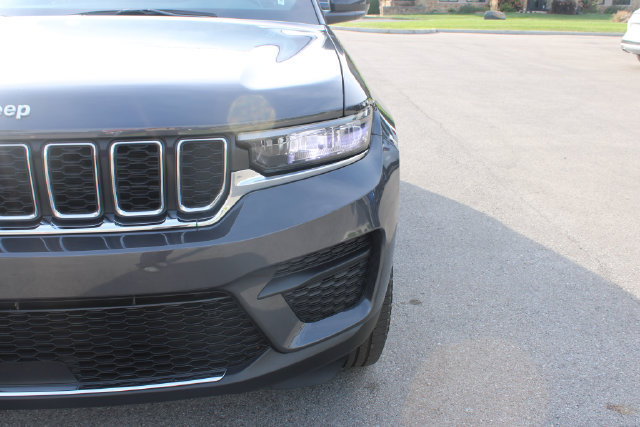 Used 2024 Jeep Grand Cherokee Laredo RWD image 40