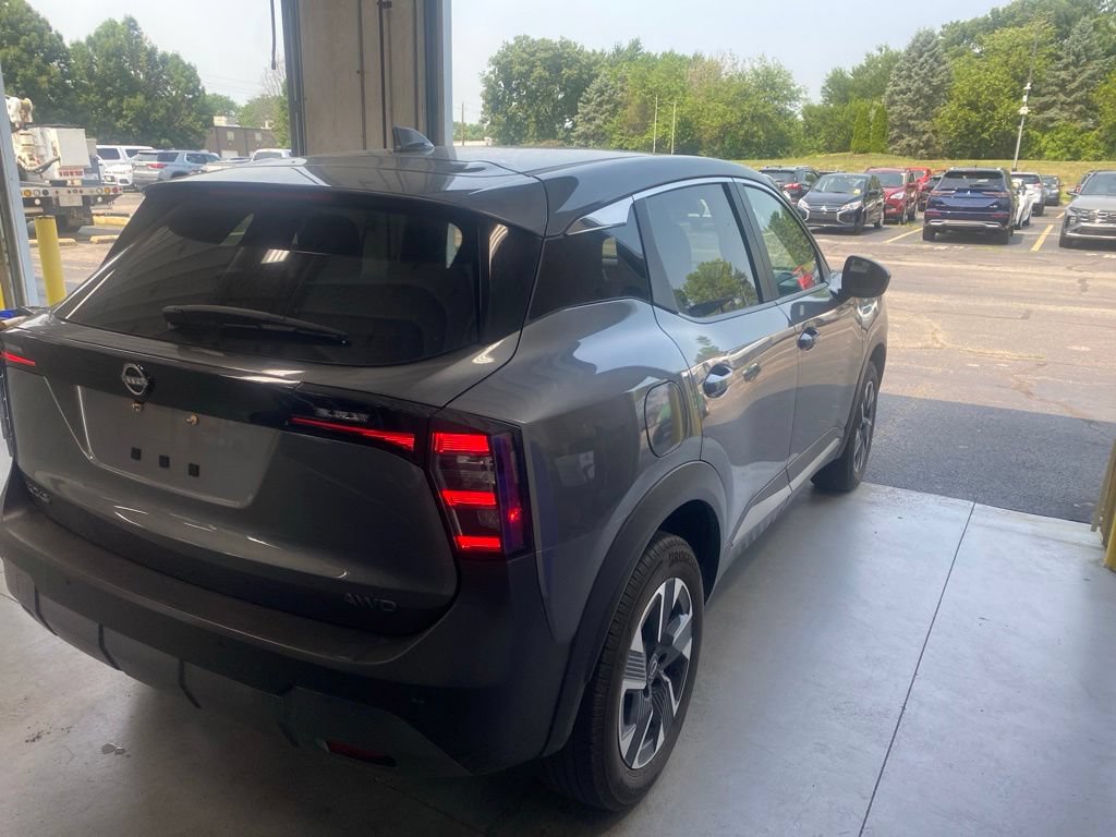 Used 2025 Nissan Kicks SV AWD/4WD image 4