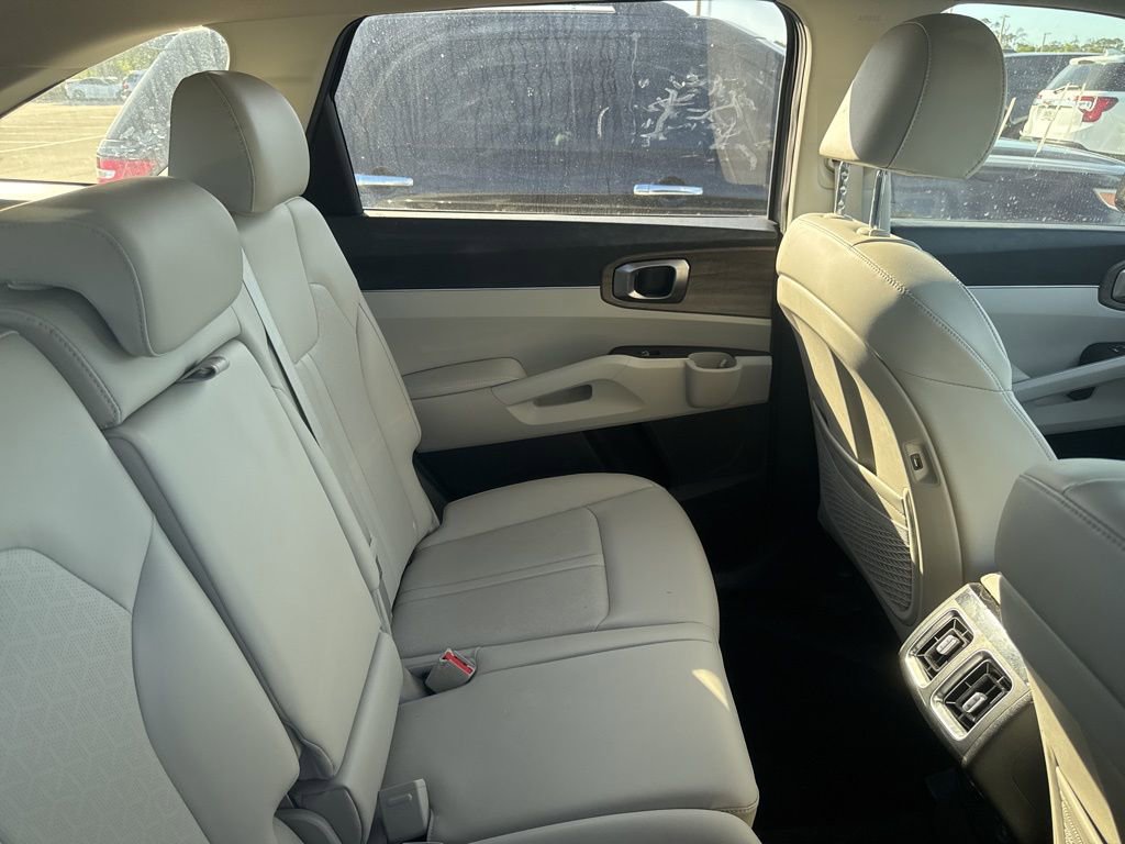 Used 2023 Kia Sorento S image 11