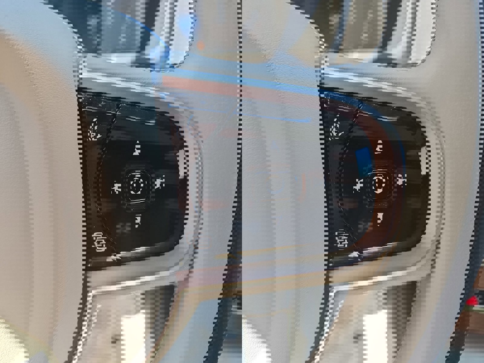 Used 2021 Volvo XC90 T6 Momentum image 13