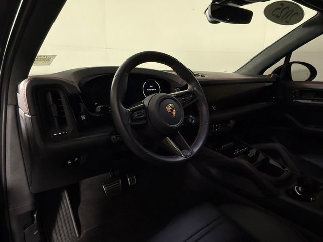 Used 2025 Porsche Cayenne GTS AWD/4WD image 5